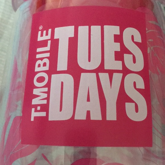 🌺 T-MOBILE Cup with pink straw - Picture 4 of 8
